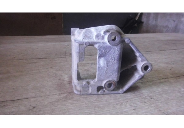 Кронштейн насоса гідропідсилювача Renault 1.2 16V, 7700106342, 8200040061